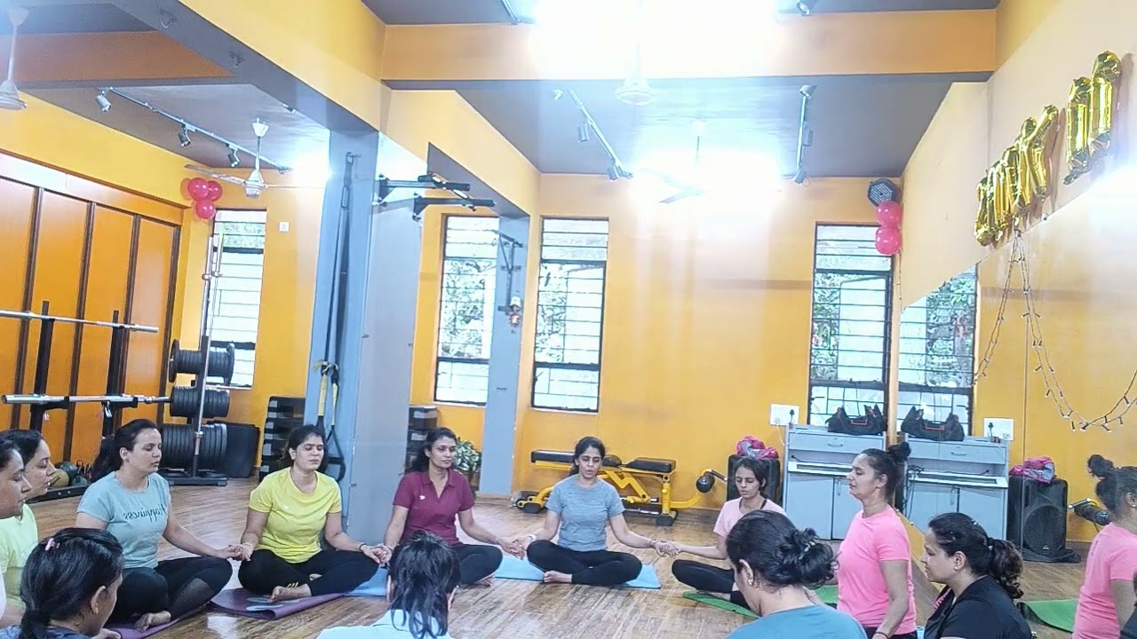 Kitty Group – Partner Yoga (P9Qej5g6674)
